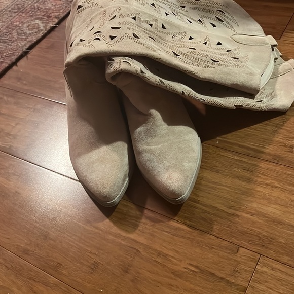 Boots - Picture 7 of 7